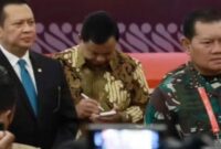 Menteri Pertahanan RI Prabowo Subianto sedang menulis catatan. (Dok. Ist)