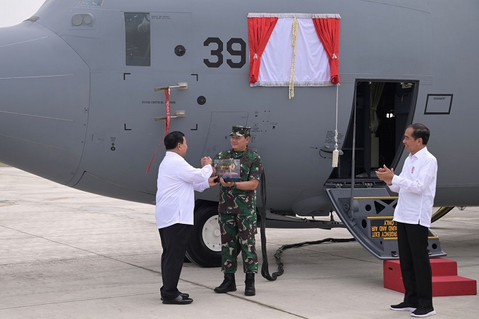 Menteri Pertahanan (Menhan) RI Prabowo Subianto menyerahkan pesawat C-130J-30 Super Hercules kepada Panglima TNI Laksamana TNI Yudo Margono. (Dok. Tim Media Prabowo Subianto) 