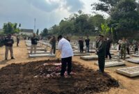 Menteri Pertahanan Prabowo Subianto menghadiri pemakaman Mayjen TNI (Purn) Mulclis Anwar di TMP II Ghiridharmoloyo, Magelang. (Dok. Tim Media Prabowo Subianto)