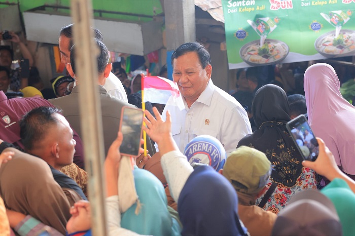 Ketua Umum Partai Gerindra Prabowo Subianto saat di ajak foto bersama. (Facbook.com/@Prabowo Subianto)
