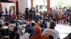 Kepala BNPB Suharyanto meninjau pos pengungsian di Denpasar, pastikan kebutuhan dasar pengungsi terpenuhi. (Dok. BNPB)