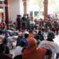 Kepala BNPB Suharyanto meninjau pos pengungsian di Denpasar, pastikan kebutuhan dasar pengungsi terpenuhi. (Dok. BNPB)